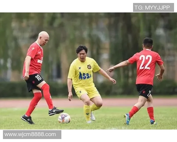 足球明星与观众亲密互动热情打招呼引发现场欢呼声不断