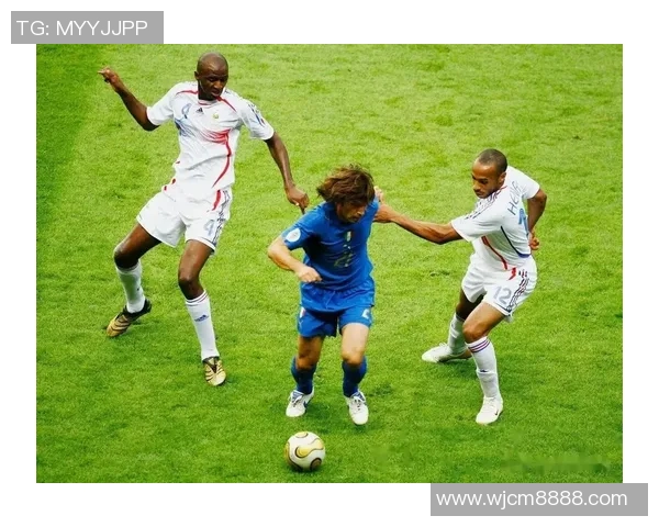 足球明星免冠照背后的故事与魅力揭秘，展现他们真实的一面与不为人知的生活