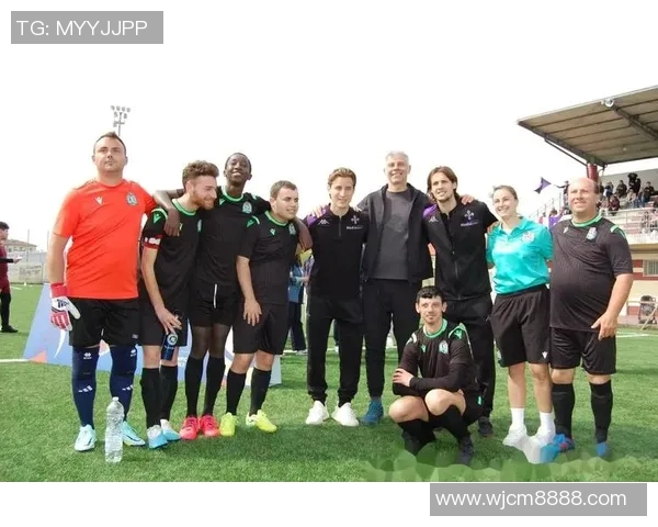 当世足球明星同框瞬间精彩回顾视频展现足坛传奇风采与友谊